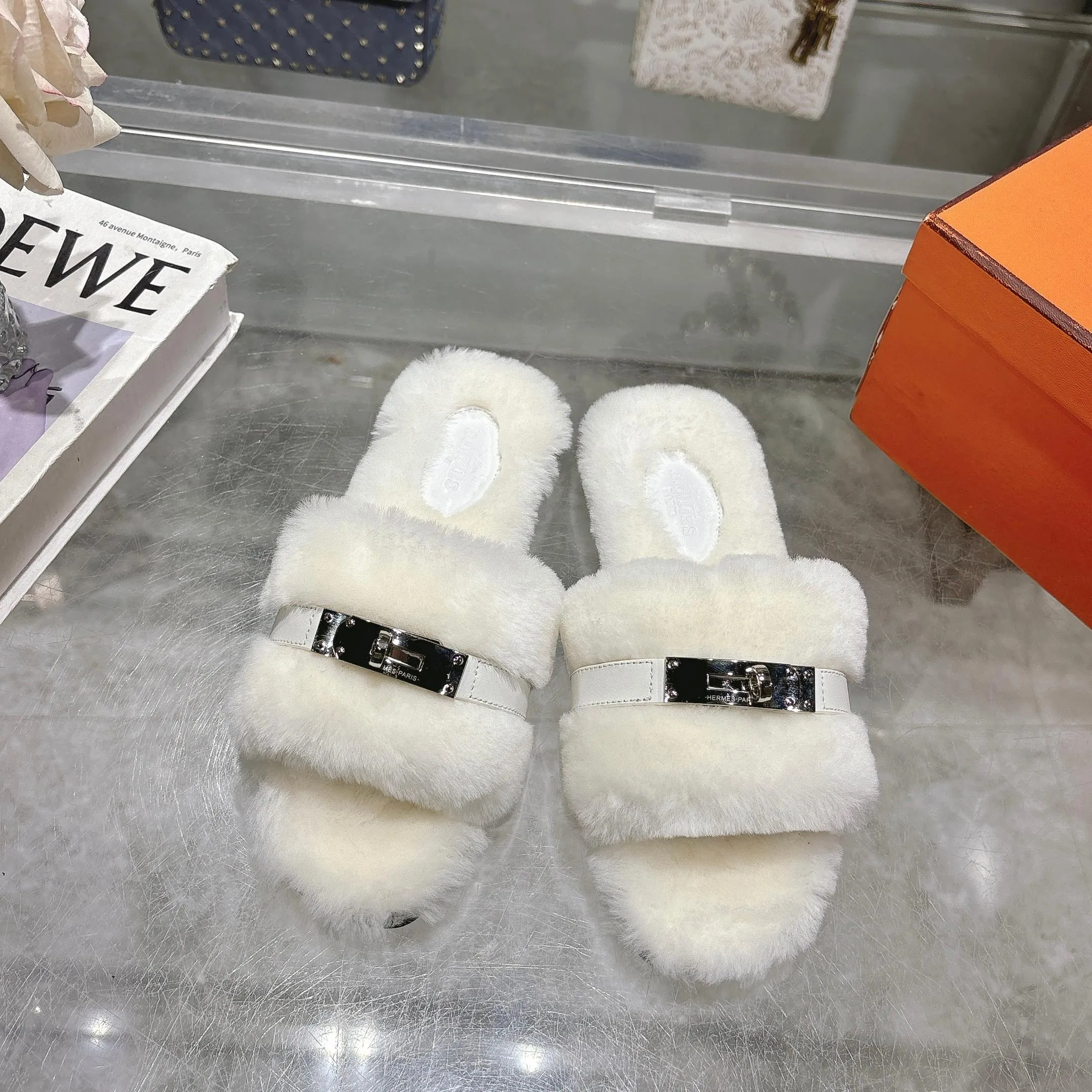 👟👟Ex-factory price 500👟👟 Purchasing agent level Hermes Hermès second uncle hair slippers are in stock all year round. 2025 new and new colors official website, Xiaohongshu synchronizes the latest color matching Hermès hot models are hot online, upgraded workmanship, high quality! Fashionable small wool H-trailers, autumn and winter style flat-soled wool mop, can be customized without standard, non-refundable and non-exchangeable. Fabric: Imported lamb's roll real wool. Lining: Imported lamb's roll real wool. Outsole: Genuine leather outsole. Size: 35-43, [Note: 41, 42, 43 customized]